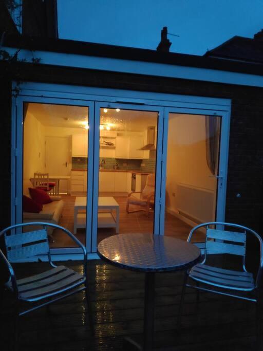 Adorable One-Bedroom Flat With Patio Garden. Southwick  Exterior foto