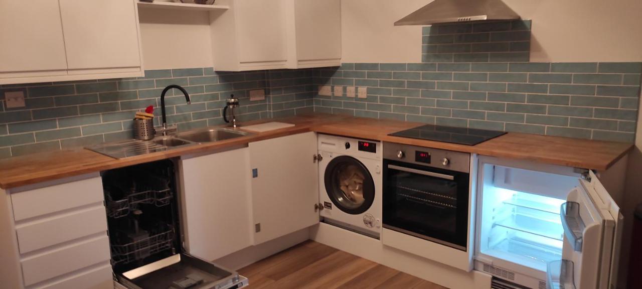Adorable One-Bedroom Flat With Patio Garden. Southwick  Exterior foto